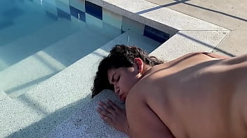 Le ordeño sus enorme tetas