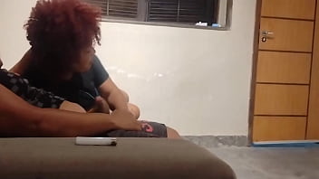 Se exibindo feliz pois o amante vai visitar mais tarde