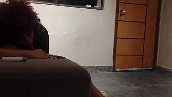 Se exibindo feliz pois o amante vai visitar mais tarde