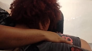 Se exibindo feliz pois o amante vai visitar mais tarde