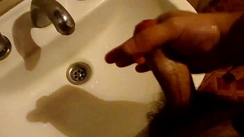 Argentino Muy Caliente Haciendose Una Paja Hasta Acabar thumbnail