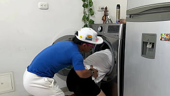 Mi hermanastra se queda atrapada en la lavadora y me pide que la ayude a salir me pongo cachondo viendo su rico culo y termino follandola duro hasta llenarla de toda mi cremosa leche