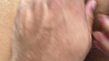 Passando gelo na pepeca pro meu marido vim quente