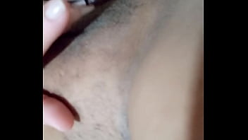 Limpando o mel do meu vibrador e gozando mais parte 1 2