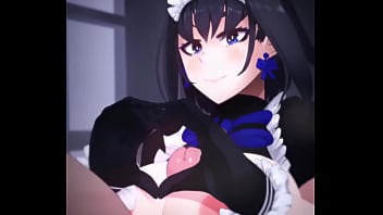 Горничная с большими сиськами дрочит большой белый член сиськами