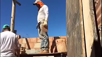 Flagrado Com A Boca Na Pica Trabalhadores Braçais Na Putaria De Macho thumbnail