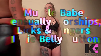 Muscle babe sensually worships licks & fingers innie belly button Muscle babe sensually worships licks & fingers innie belly button