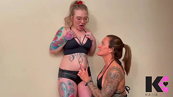 Muscle babe sensually worships licks & fingers innie belly button