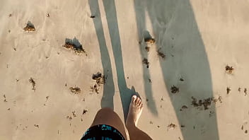 Levei minha meia irmã na praia e comi a buceta virgem dela perdeu a virgindade em público