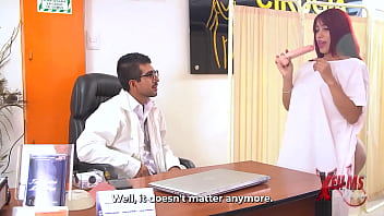 Doctor folla en todas las poses a su paciente cachonda durante consulta medica