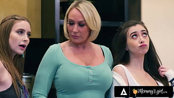 Hot babes have 3 way with ambitious milf