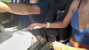 Se divertido dentro do carro em plena luz do dia