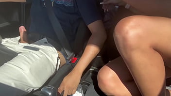 Se divertido dentro do carro em plena luz do dia