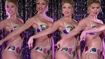 Gostosa faz strip tease