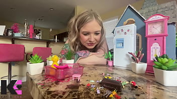 Unaware giantess discovers her taste for screaming fighting tinies