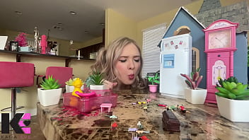 Unaware giantess discovers her taste for screaming fighting tinies