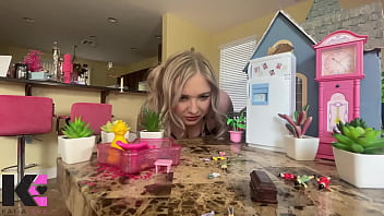 Unaware giantess discovers her taste for screaming fighting tinies