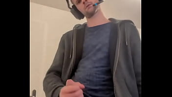 Game on et plus encore casque de gaming sur la tête joystick dans une main mais l’autre mane