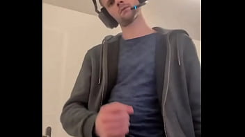 Game on et plus encore casque de gaming sur la tête joystick dans une main mais l’autre mane