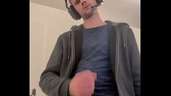 Game on et plus encore casque de gaming sur la tête joystick dans une main mais l’autre mane