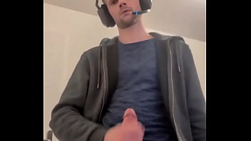 Game on et plus encore casque de gaming sur la tête joystick dans une main mais l’autre mane