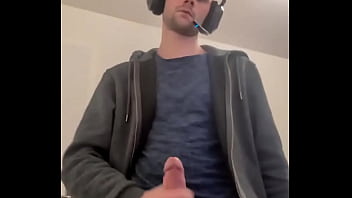 Game on et plus encore casque de gaming sur la tête joystick dans une main mais l’autre mane