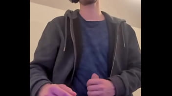 Game on et plus encore casque de gaming sur la tête joystick dans une main mais l’autre mane