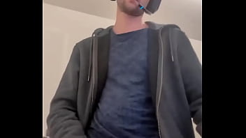 Game on et plus encore casque de gaming sur la tête joystick dans une main mais l’autre mane