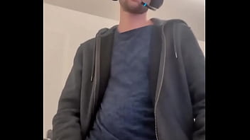 Game on et plus encore casque de gaming sur la tête joystick dans une main mais l’autre mane