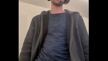 Game on et plus encore casque de gaming sur la tête joystick dans une main mais l’autre mane