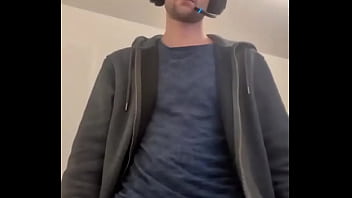 Game on et plus encore casque de gaming sur la tête joystick dans une main mais l’autre mane