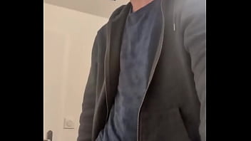 Game on et plus encore casque de gaming sur la tête joystick dans une main mais l’autre mane