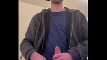 Game on et plus encore casque de gaming sur la tête joystick dans une main mais l’autre mane