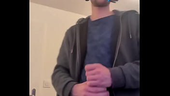 Game on et plus encore casque de gaming sur la tête joystick dans une main mais l’autre mane