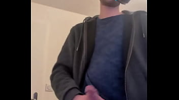 Game on et plus encore casque de gaming sur la tête joystick dans une main mais l’autre mane Game on et plus encore casque de gaming sur la tête joystick dans une main mais l’autre mane