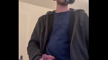 Game on et plus encore casque de gaming sur la tête joystick dans une main mais l’autre mane