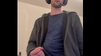 Game on et plus encore casque de gaming sur la tête joystick dans une main mais l’autre mane