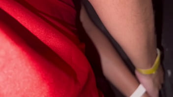 Novinha de vestido curtinho na casa de swing