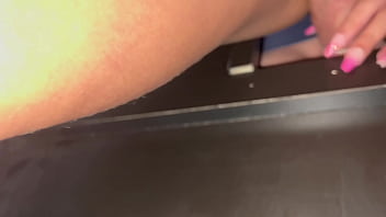 Novinha de vestido curtinho na casa de swing