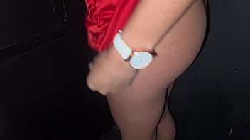 Novinha de vestido curtinho na casa de swing