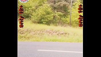 Ce beau goss crache son sperme au bord d'une route