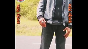 Ce beau goss crache son sperme au bord d'une route Ce beau goss crache son sperme au bord d'une route