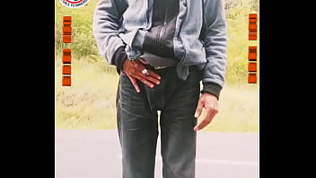 Ce beau goss crache son sperme au bord d'une route