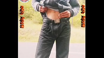 Ce beau goss crache son sperme au bord d'une route