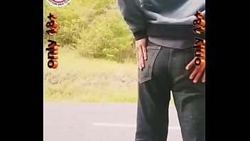 Ce beau goss crache son sperme au bord d'une route