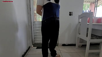 Minha vizinha sempre manda sua enteada em casa para me pedir ovos