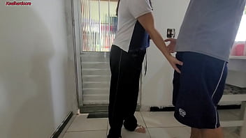 Minha vizinha sempre manda sua enteada em casa para me pedir ovos