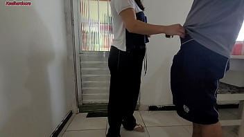 Minha vizinha sempre manda sua enteada em casa para me pedir ovos