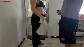 Minha vizinha sempre manda sua enteada em casa para me pedir ovos