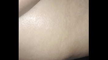 Me estoy tomando una ducha y el zorro del vecino entra y pone su verga en mi boca